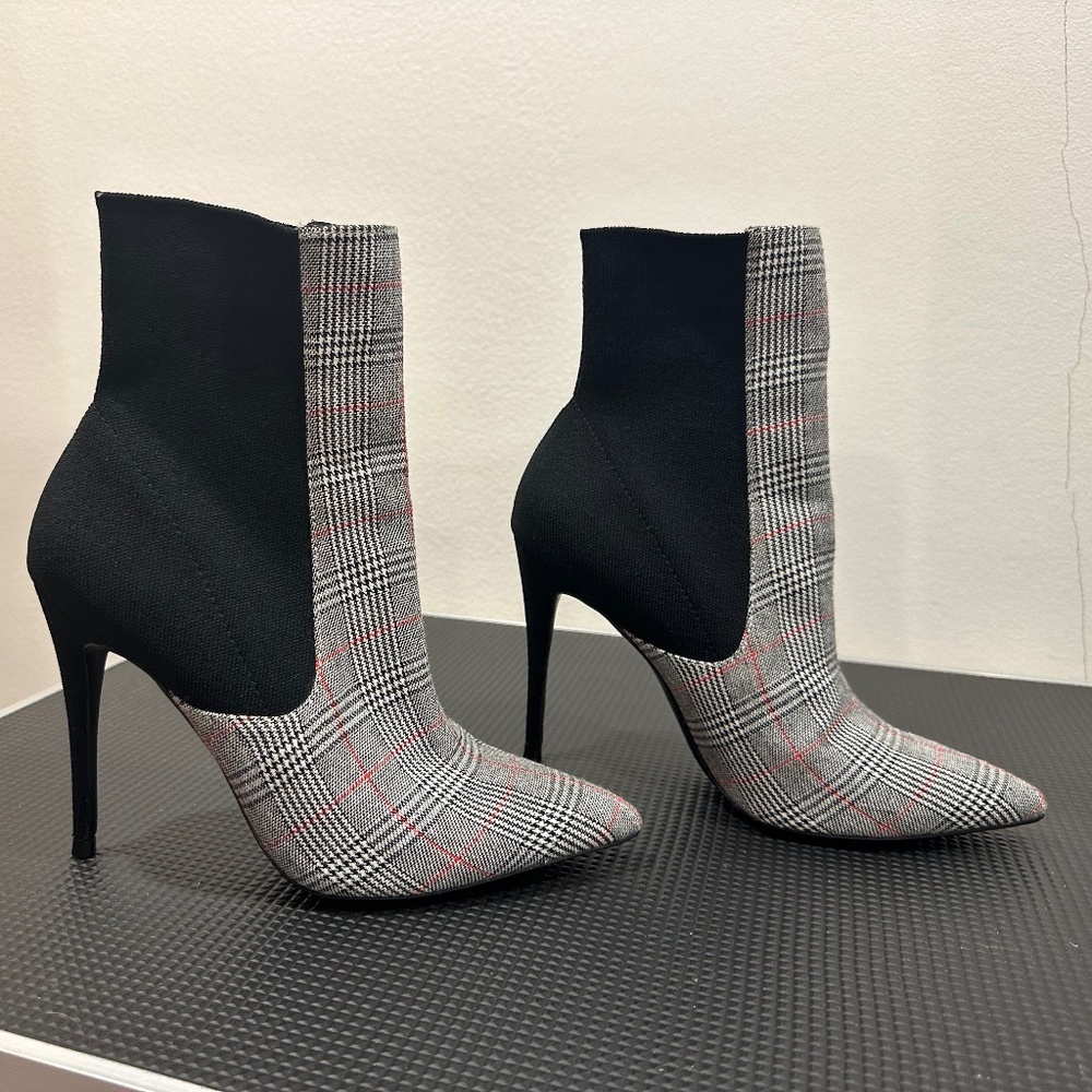 Steve Madden plaid Ankle Sock bootie size 8 NWOB